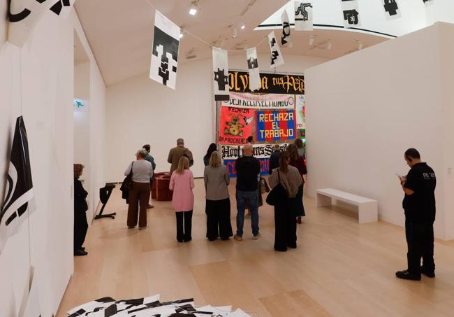 Las 500 banderolas de Ibon Aranberri en la sala dedicada a la palabra y el signo como medio de expresión plástica.